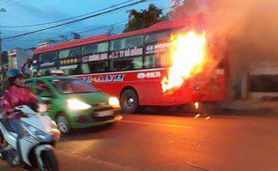 Đăk Lăk: Xe khách cháy ngùn ngụt trên Quốc lộ, hàng chục người tháo chạy