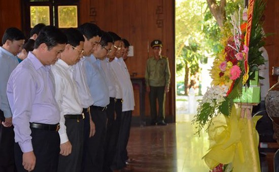 Ban Tổ chức Trung ương dâng hương tưởng niệm Chủ tịch Hồ Chí Minh