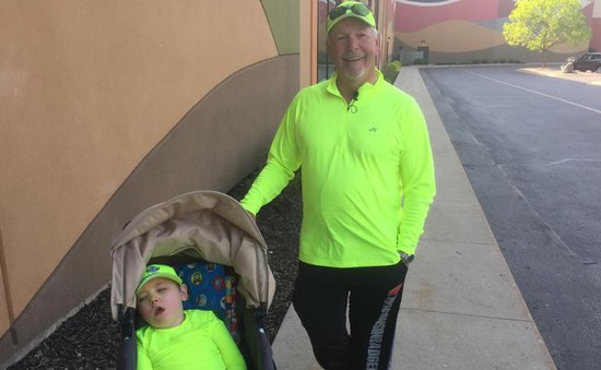 Mỹ: Cha đi bộ 200 dặm để quyên tiền chữa bệnh cho con