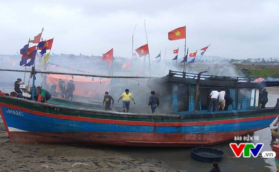 Nghệ An: Tàu đánh cá bốc cháy ngùn ngụt trên cảng neo đậu