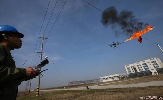 Máy bay không người lái dọn rác vướng trên dây điện ở Trung Quốc