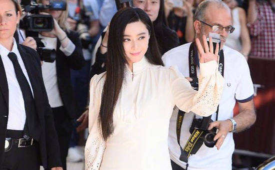 Không diện váy long bào, Phạm Băng Băng vẫn đẹp "thoát tục" trong ngày đầu ở Cannes