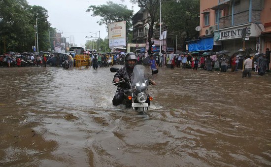 Thành phố Mumbai (Ấn Độ) chìm trong nước lũ