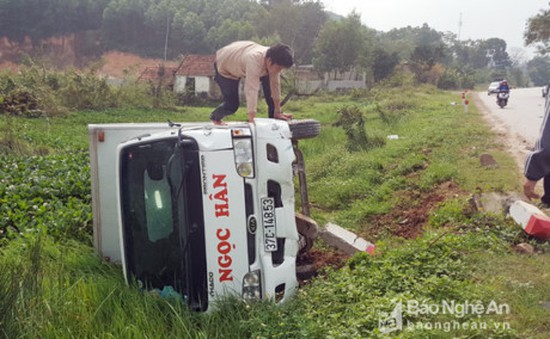 Nghệ An: Liên tiếp hai vụ tai nạn, hai ô tô bị lật