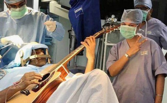 Ấn Độ: Bệnh nhân chơi guitar trong quá trình phẫu thuật não