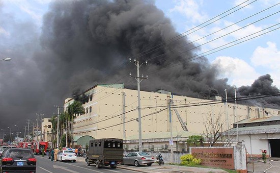 VIDEO Cháy ngùn ngụt tại công ty may ở Cần Thơ