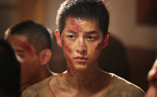 Đạo diễn "bom tấn" của Song Joong Ki lên tiếng về scandal bóc lột diễn viên