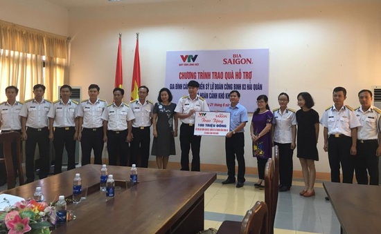 Quỹ Tấm lòng Việt trao quà hỗ trợ gia đình cán bộ, chiến sỹ Lữ đoàn Công binh 83 Hải quân