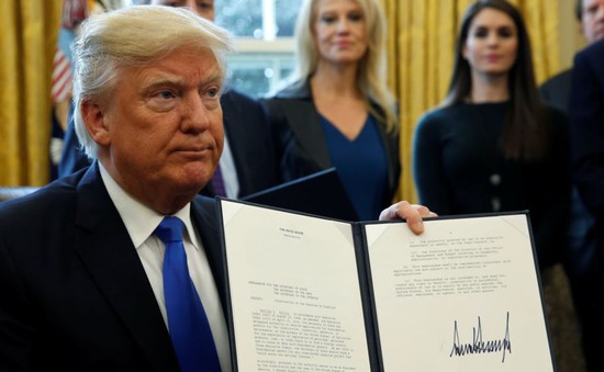 Tổng thống Mỹ ký ban hành 2 dự luật về phụ nữ