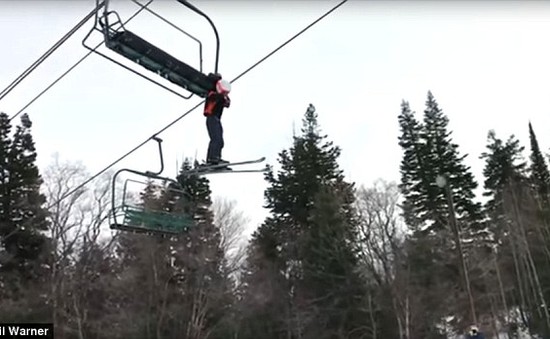 Mỹ: Cậu bé bị treo lơ lửng vì thang kéo trượt tuyết