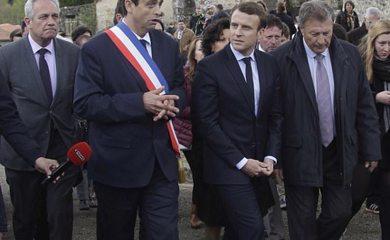 Pháp: Ông Macron thăm ngôi làng bị Đức Quốc xã thảm sát