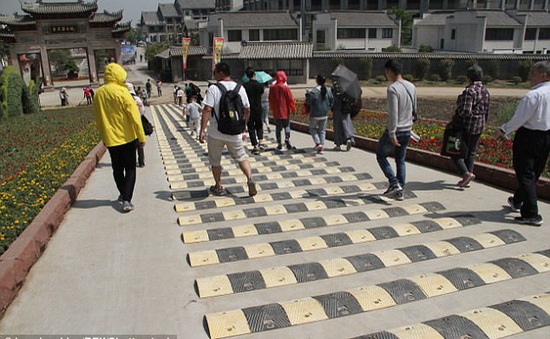 Trung Quốc gắn gờ giảm tốc độ... người đi bộ