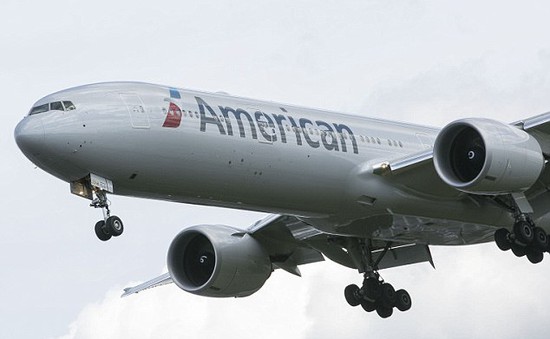 Máy bay American Airlines rơi vào vùng nhiễu loạn khí, 10 người bị thương