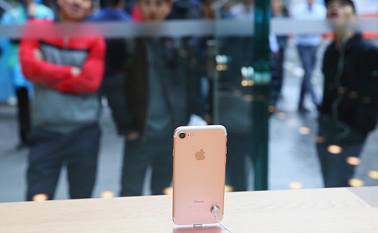 "Ngó lơ" hơn 1 tỷ đồng, ăn chực nằm chờ mua iPhone X