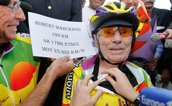 Pháp: Cụ ông 105 tuổi lập kỷ lục về đạp xe