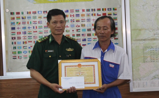Biên phòng Đà Nẵng khen thưởng ngư dân vì thành tích cứu nạn