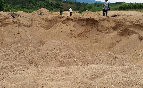 Kon Tum: Phát hiện điểm khai thác cát trái phép quy mô lớn trên sông Đăk Pxi