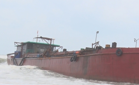 Cửa biển cạn, ngư dân Quảng Trị không thể ra khơi