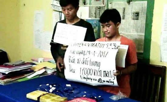 Quảng Bình: Bắt 2 đối tượng vận chuyển 17.000 viên ma túy qua biên giới