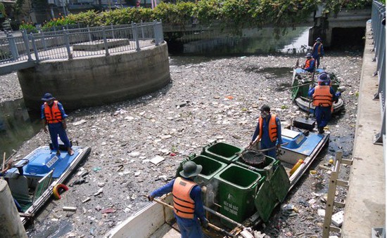 7 tấn rác/ngày trên kênh Nhiêu Lộc - Thị Nghè (TP.HCM) dịp Tết