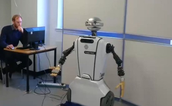 Alyx - robot giúp người tự kỷ làm việc