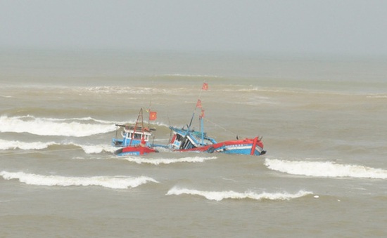Hải quân cứu tàu cá Khánh Hòa bị chết máy ở Trường Sa