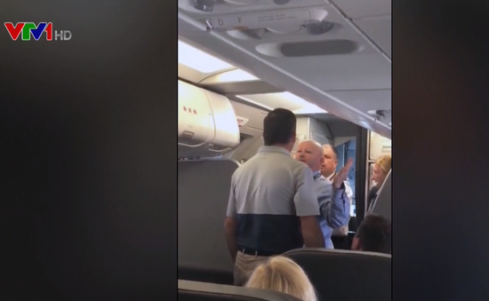 American Airlines đình chỉ nhân viên thô bạo với khách nữ trên máy bay