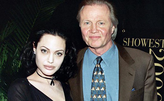 Angelina Jolie không nói với bố mẹ về việc bị quấy rối tình dục