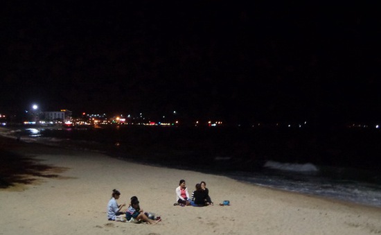 Nhịp sống thanh bình bên bờ biển Nha Trang khi đêm về