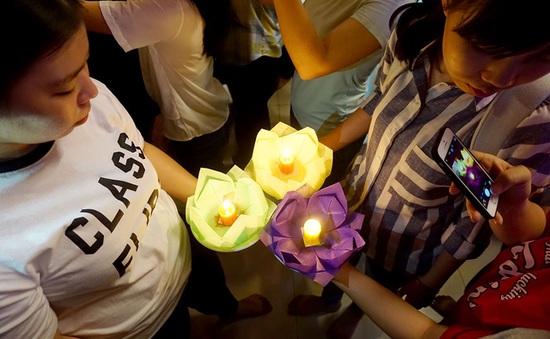 TP.HCM: Hàng nghìn người thả hoa đăng mừng lễ Phật đản