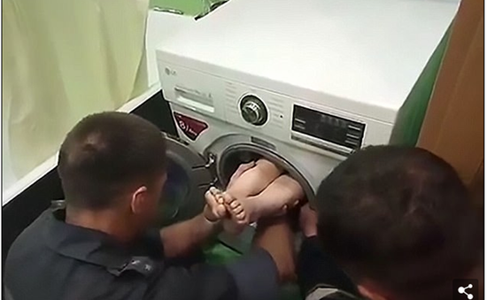 Ukraine: Chơi trốn tìm, bé trai 7 tuổi bị mắc kẹt trong lồng máy giặt