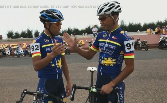 Tình anh em trên đường đua tại giải xe đạp quốc tế VTV Cúp Tôn Hoa Sen 2017