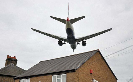 Tiếng ồn máy bay làm tăng nguy cơ cao huyết áp