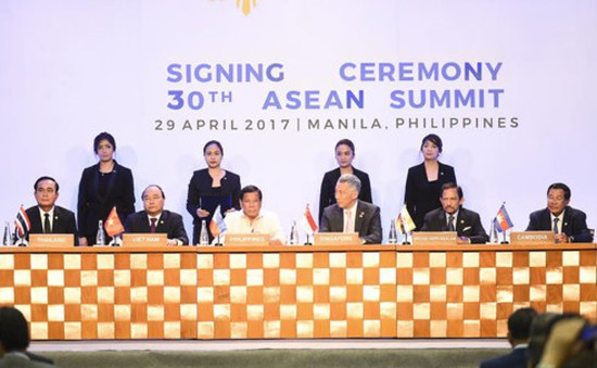 Các nhà lãnh đạo ASEAN gặp đại diện AIPA và thanh niên ASEAN