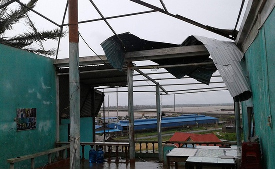Bão số 10 giật cấp 15 đổ bộ Quảng Bình, nhiều nhà dân bị tốc mái