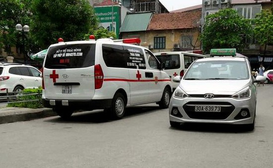 Bảo vệ Bệnh viện Bạch Mai chặn xe cứu thương ngoại tỉnh vào đón bệnh nhân