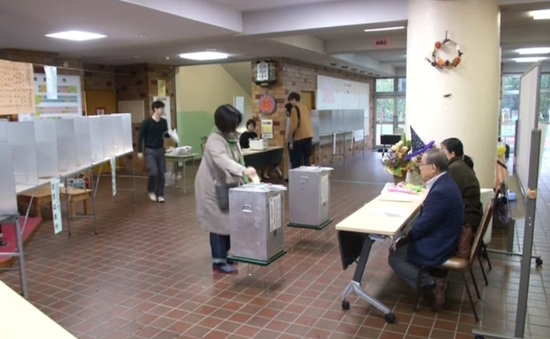 Bắt đầu công tác kiểm phiếu bầu cử Hạ viện Nhật Bản
