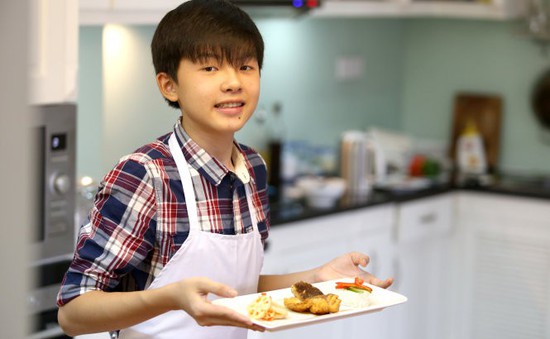 Cậu bé 14 tuổi trở thành siêu đầu bếp với "thầy giáo" Internet