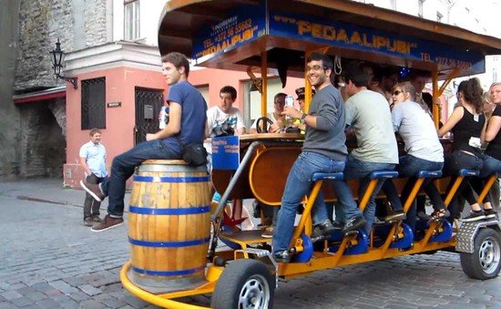 Amsterdam sẽ cấm hình thức “xe đạp bia”