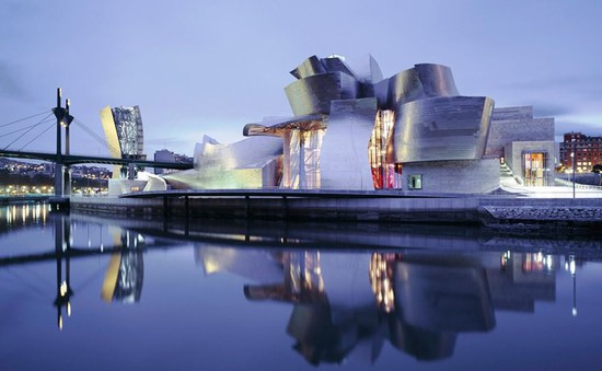 Bảo tàng Bilbao với thiết kế ấn tượng tại Tây Ban Nha