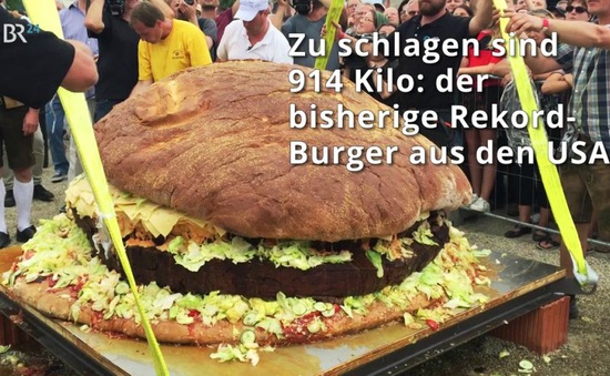 Chiếc bánh hamburger nặng hơn 1.5 tấn lập kỷ lục thế giới