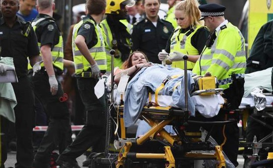 Nổ súng ngoài tòa nhà Quốc hội Anh: Ít nhất 1 người chết, Thủ tướng an toàn