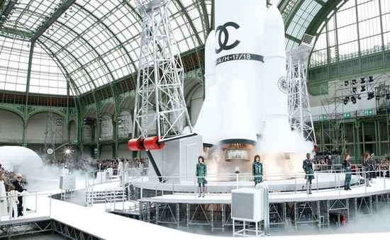 Tàu vũ trụ bay lên nóc nhà tại Tuần lễ thời trang Paris
