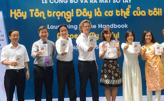 Ra mắt cẩm nang phòng chống xâm hại trẻ em phiên bản tiếng Việt