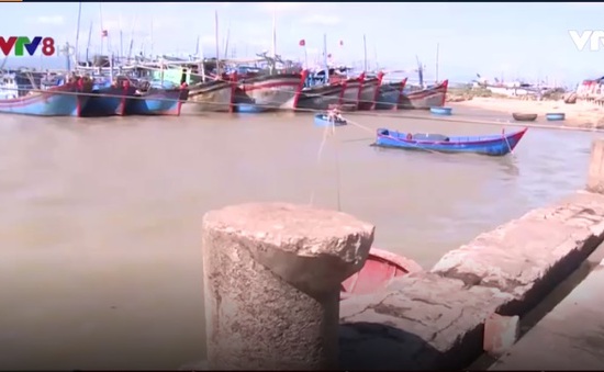 Phú Yên: Ngư dân gặp khó khi cảng cá bị bồi lấp