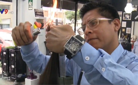 Độc đáo cắt tóc bằng lửa ở Peru