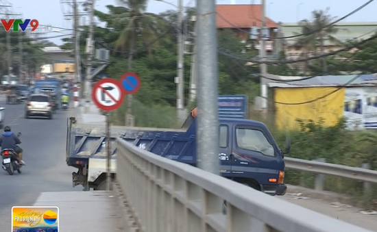 Ngăn chặn xe chở vật liệu chạy ẩu trên cầu Xây Dựng, TP.HCM