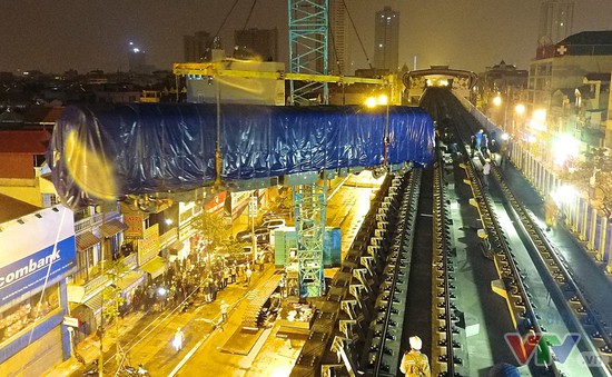 Cận cảnh màn cẩu toa tàu 35 tấn lên đường ray tuyến Cát Linh – Hà Đông