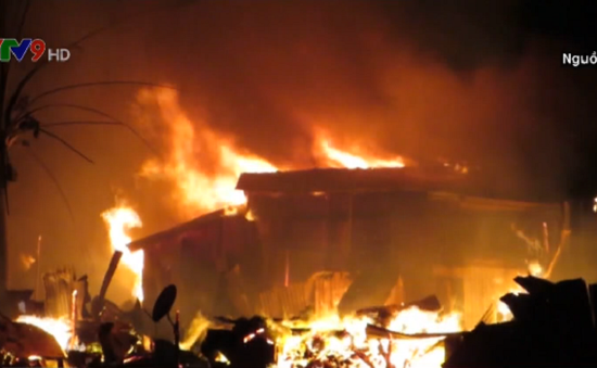 Khánh Hòa: Cháy đỏ trời Nha Trang, 40 căn nhà bị thiêu rụi