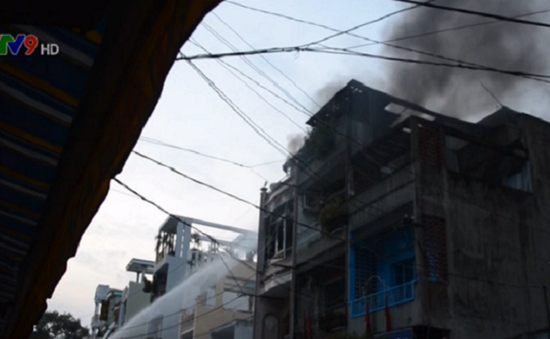 TP.HCM: Cháy lớn tại cửa hàng phụ tùng xe máy, cả khu phố náo loạn